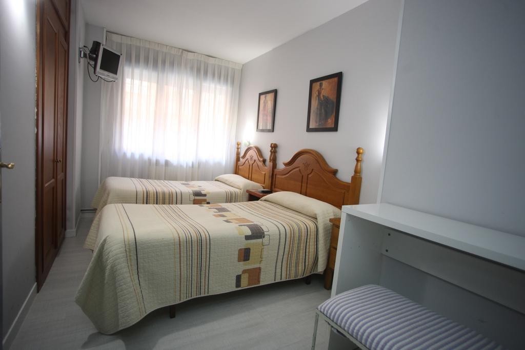 Hostal Santa Barbara Soria Buitenkant foto