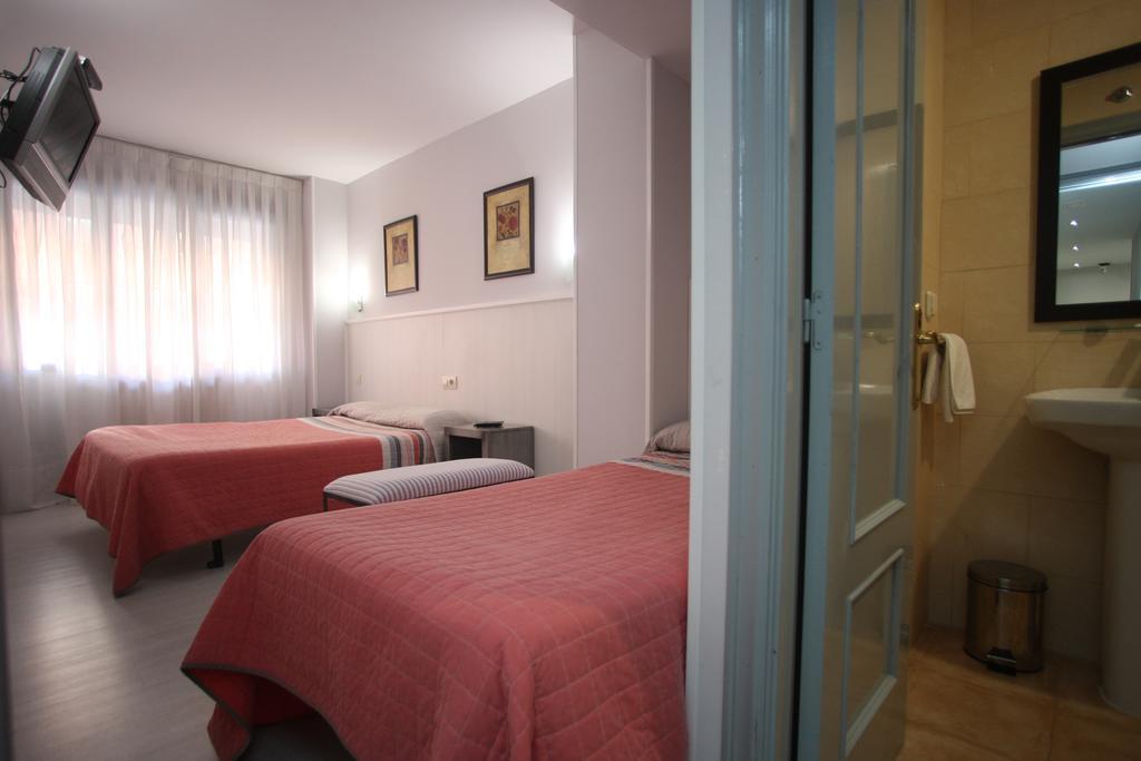Hostal Santa Barbara Soria Buitenkant foto