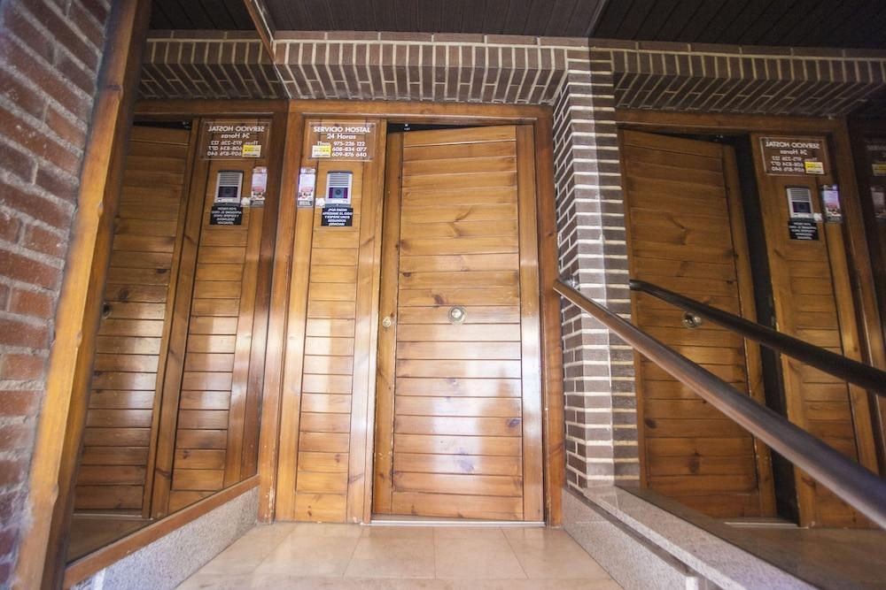 Hostal Santa Barbara Soria Buitenkant foto